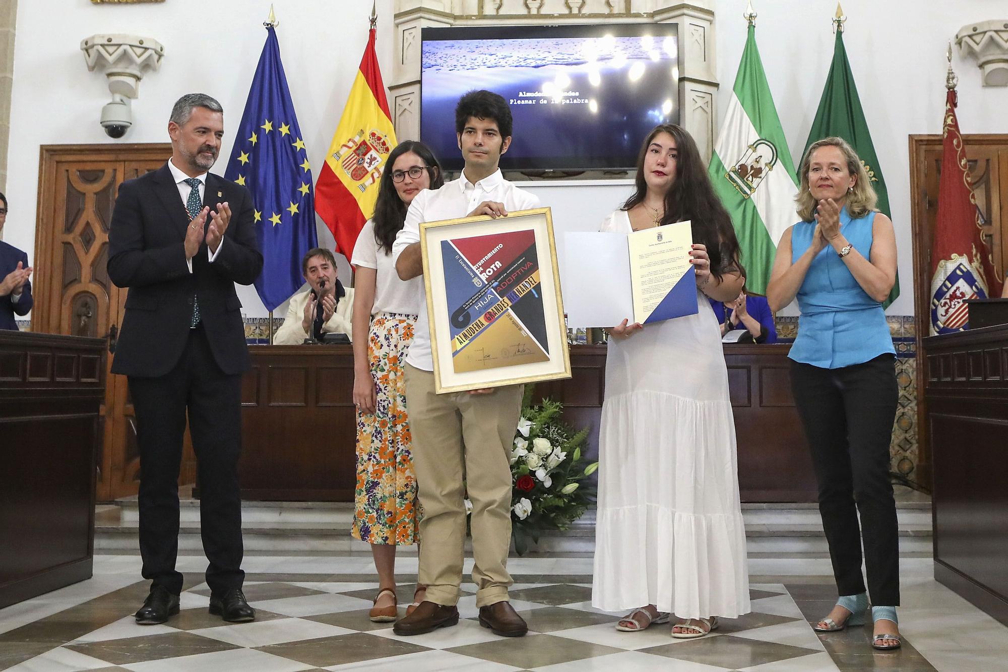 Nadia Calviño y los hijos de Almudena Grandes