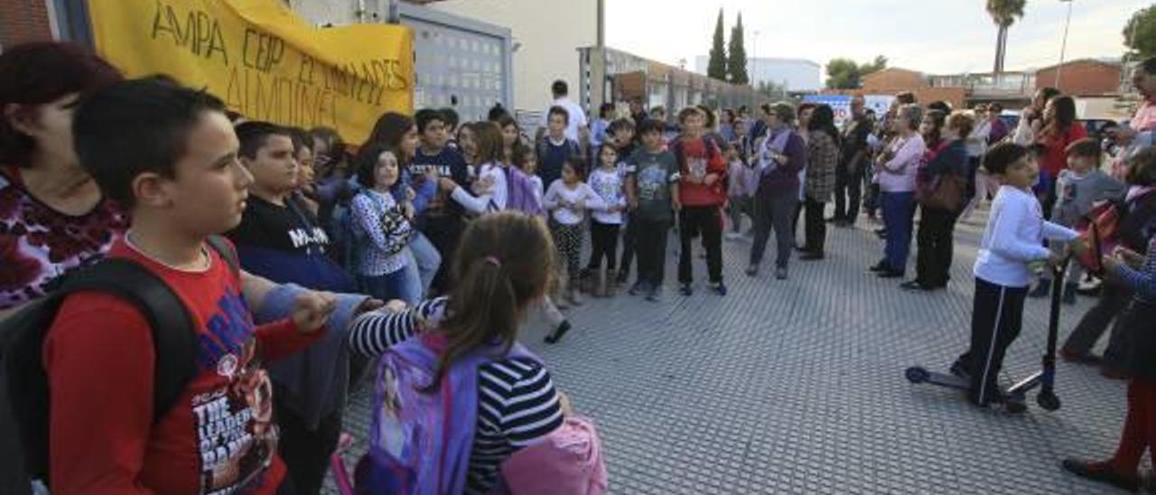 Primera protesta en la Safor contra el nuevo Consell por deficiencias en un colegio