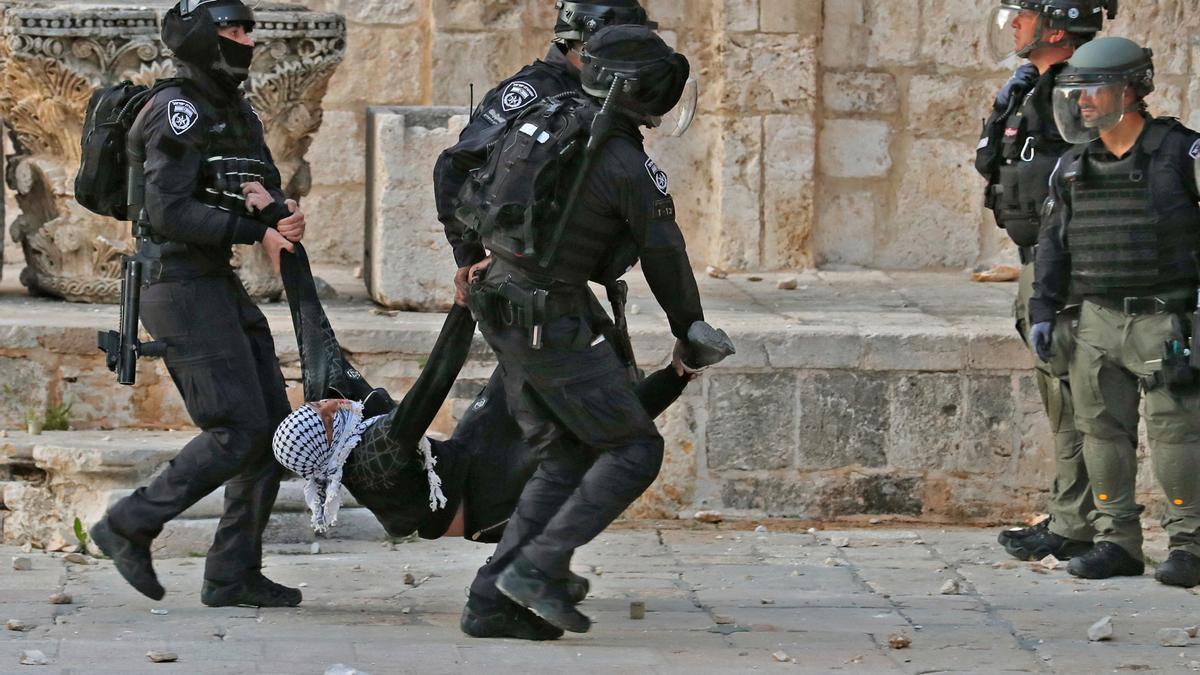 Soldados israelíes movilizan a un joven manifestante herido en la mezquita de Al-Aqsa.