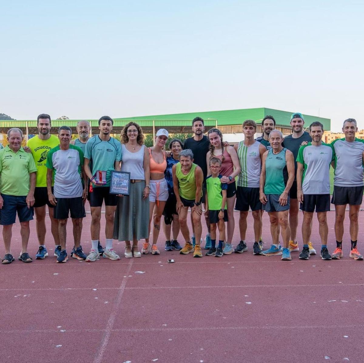Amb Àngel Mullera, el seu entrenador, i altres companys del Lloret la Selva