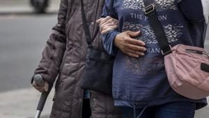 BARCELONA 23/03/2023 Sociedad. Cuidadoras o cuidadores no profesionales En la foto una mujer pasea con otra persona dependiente tercera edad jubilado dependencia