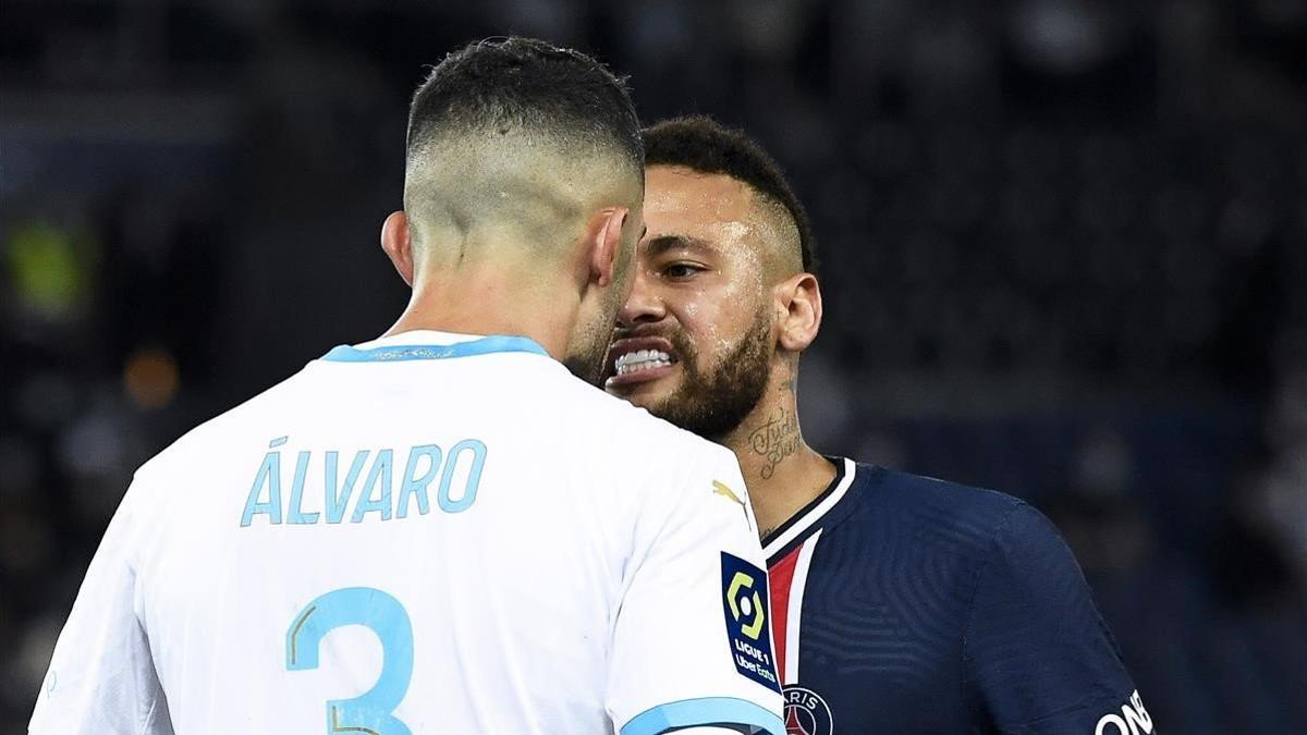 Neymar y Álvaro se encaran en el PSG-Marsella disputado en París.