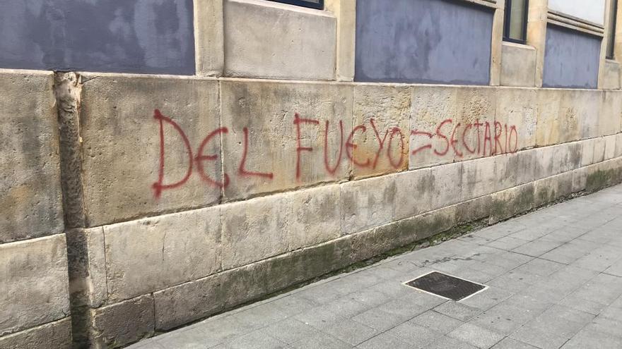 Pintadas contra Mario Suárez del Fueyo en el Colegio Jovellanos