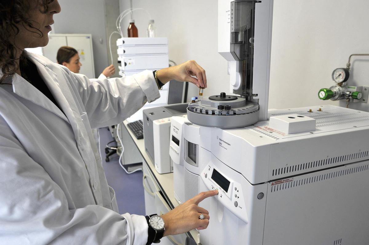 Científica trabajando el laboratorio en un proyecto de biotecnología