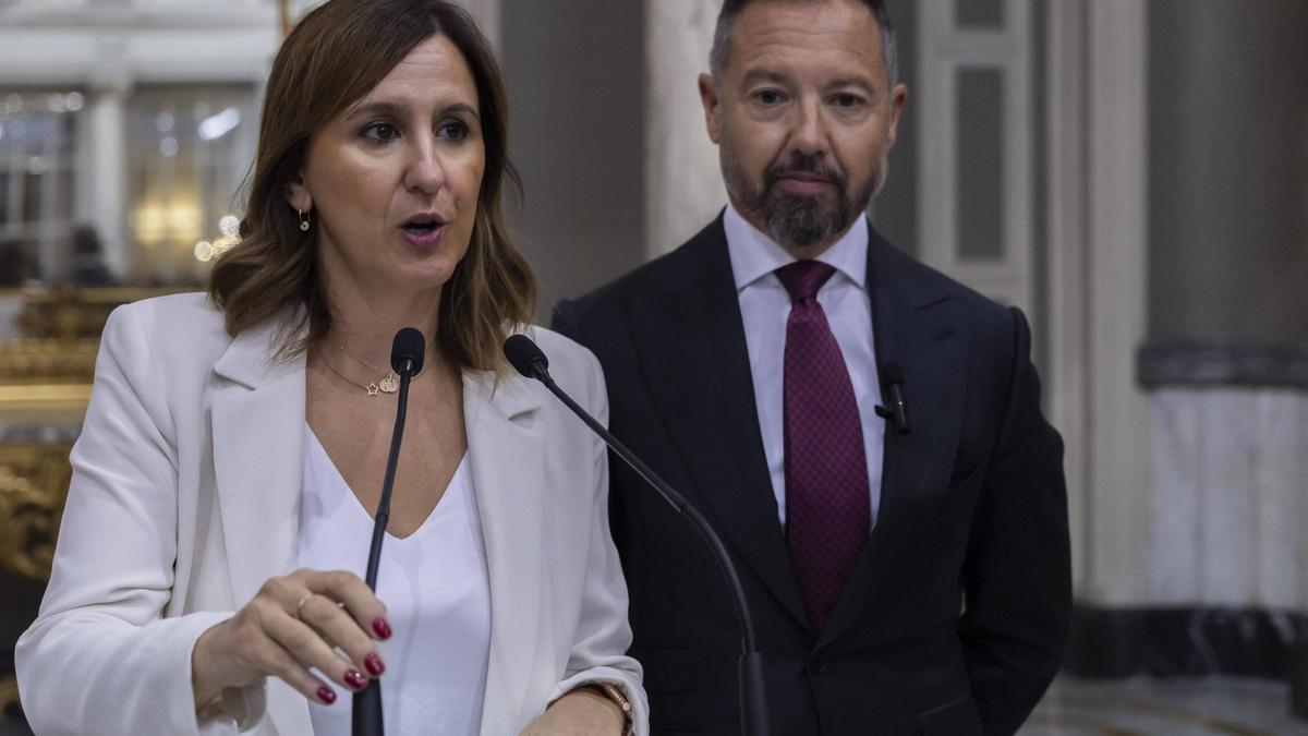 Maria José Catalá y Juan Badenas durante la firma del pacto el 20 de octubre.