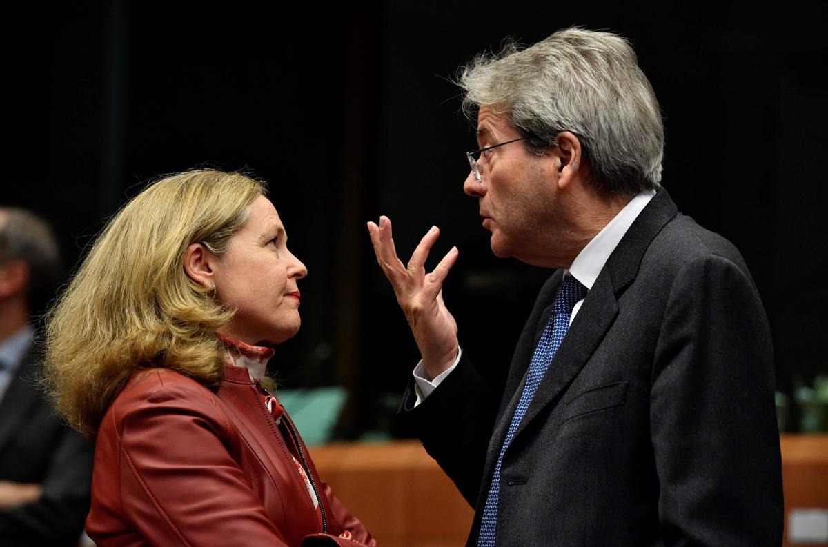 La vicepresidenta primera, Nadia Calviño, junto al comisario europeo de Economía, Paolo Gentiloni