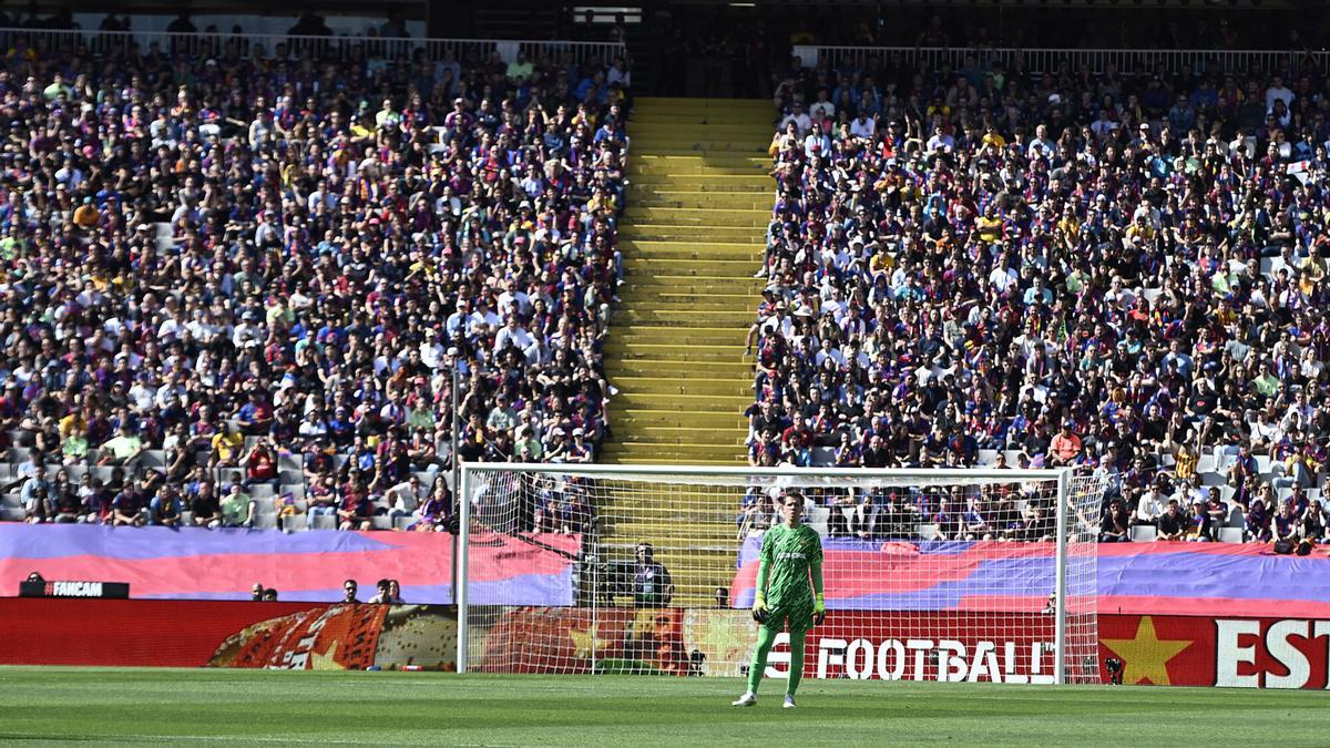 Szczesny durante el clásico de Montjuïc, con la grada llena a su espalda.