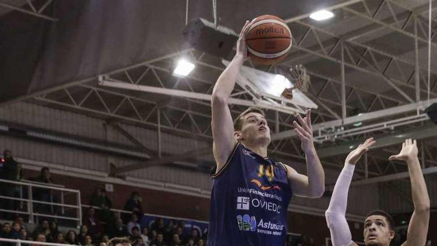 Geks lanza a canasta en el partido ante el Manresa, en Pumarín.