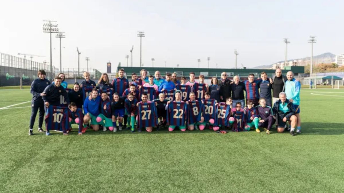 Fotografía conjunta después del entrenamiento entre la Agrupación de Jugadores y la Fundació Barça