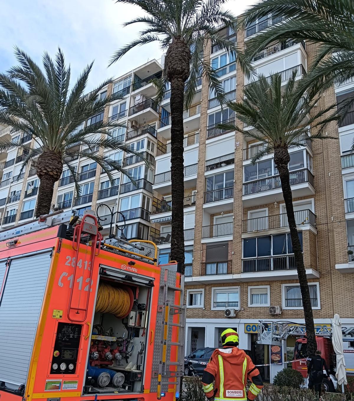 Los bomberos han evacuado a los tres intoxicados por humo y han sofocado las llamas