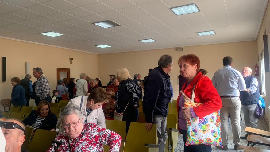 Máxima tensión en la reunión entre vecinos y técnicos del Consell en la reunión sobre el incendio de Requena