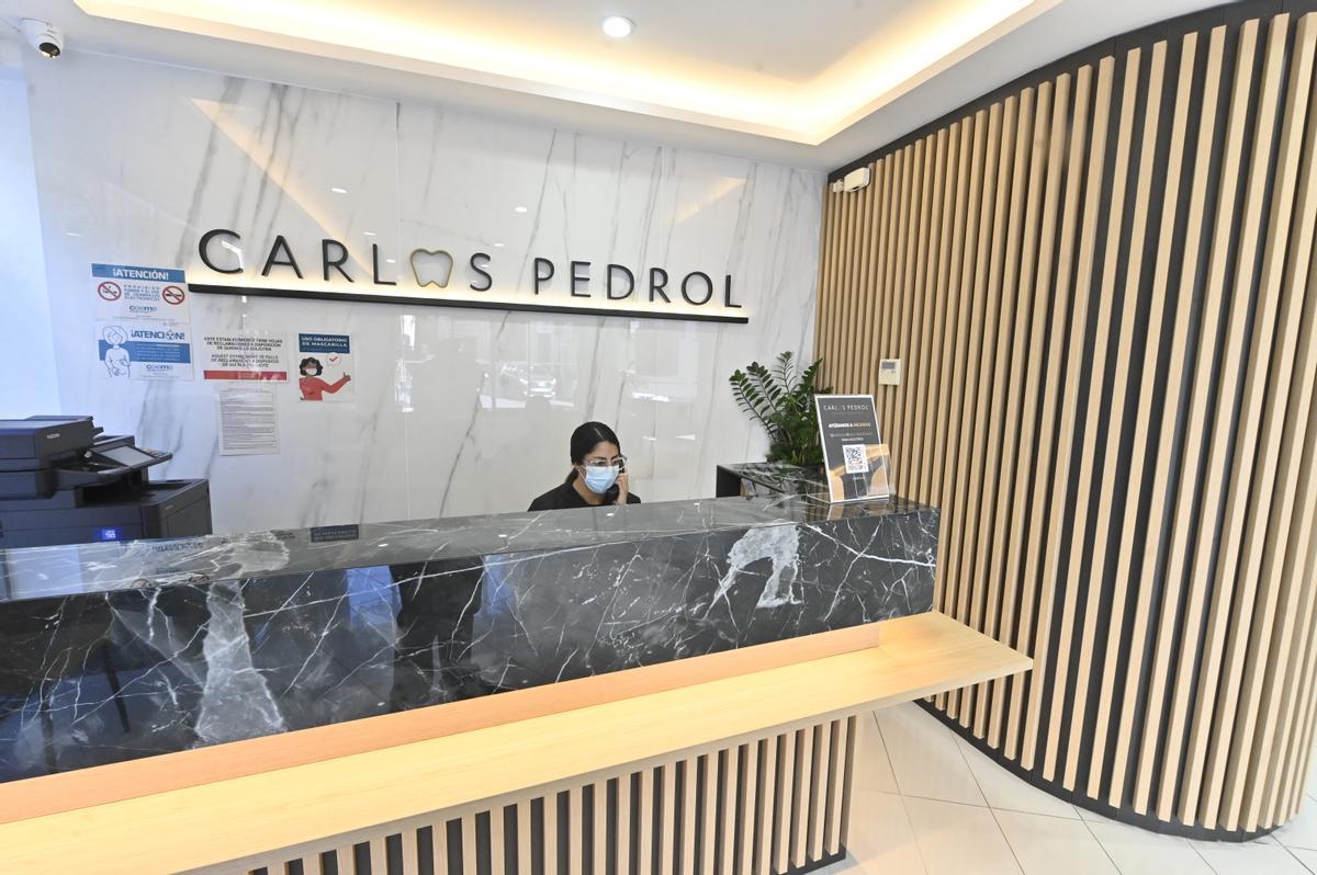 La clínica dental Carlos Pedrol, que abrió sus puertas el pasado verano en la capital de la Plana, forma parte de un grupo con más de 40 años de trayectoria profesional.