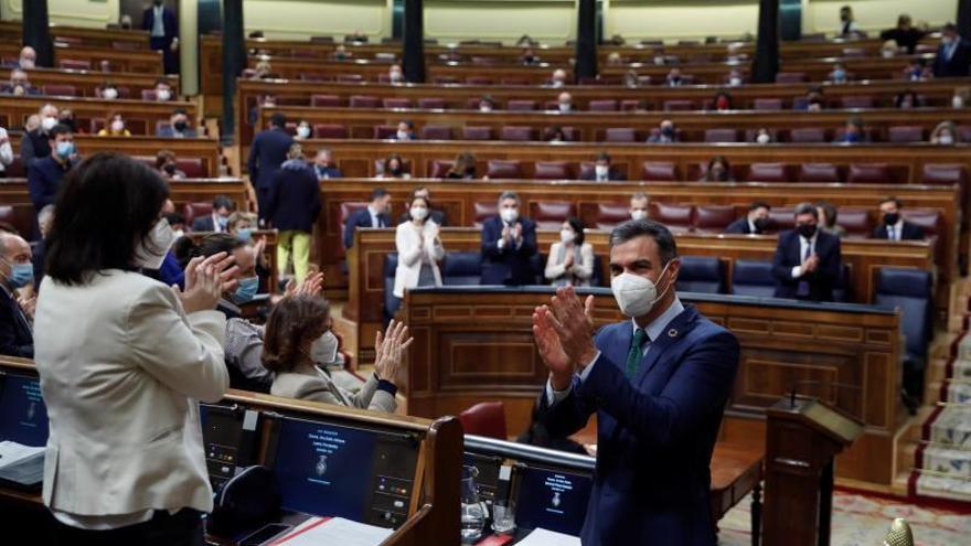 Part del Congrés aplaudeix el record a les víctimes de la violència de gènere.