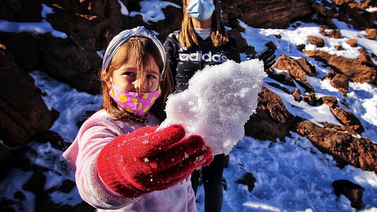 Una niña muestra nieve del Teide durante el ‘operativo nevada’ del pasado fin de semana.