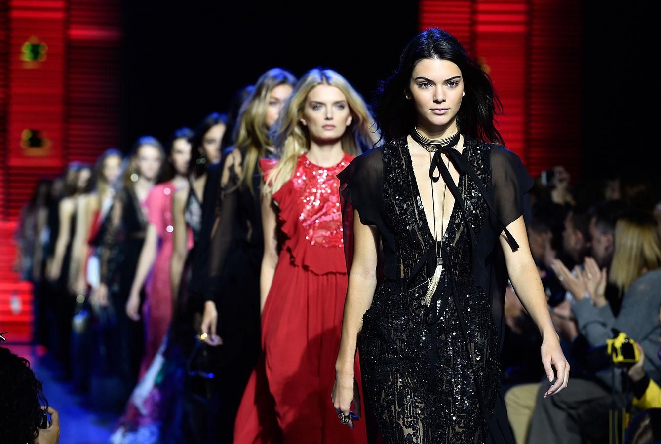 Kendall Jenner desfilando para Elie Saab