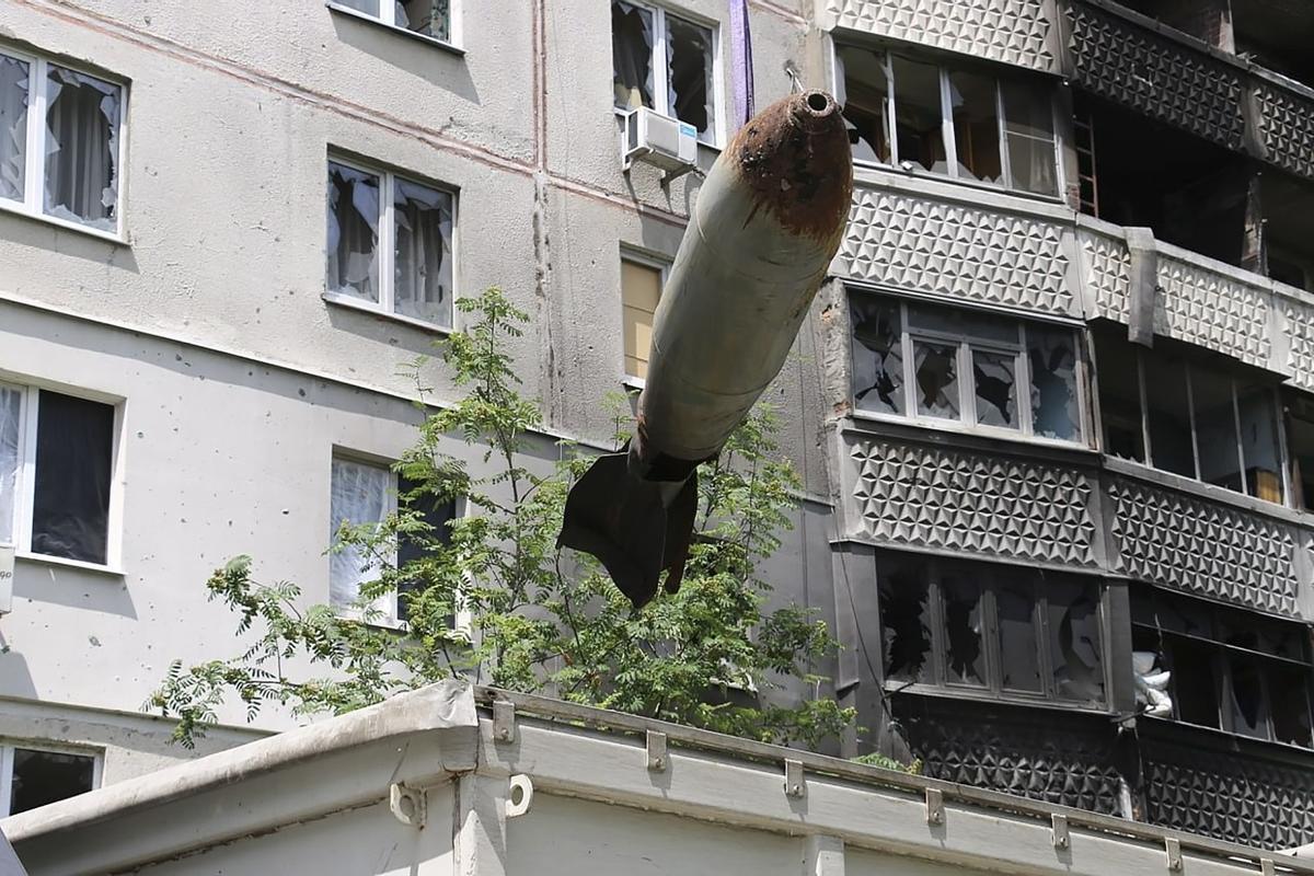 Kharkiv (Ukraine), 23/06/2022.- A handout photo made available by the State Emergency Service Press Office shows Ukrainian rescuers pull out the unexploded Russian air bomb FAB500 from a residential building in Kharkiv, Ukraine, 23 June 2022. Russian troops increased shellings of Kharkiv last few days. On 24 February Russian troops entered Ukrainian territory starting a conflict that has provoked destruction and a humanitarian crisis. (Rusia, Ucrania) EFE/EPA/STATE EMERGENCY SERVICE PRESS OFFICE / HANDOUT HANDOUT EDITORIAL USE ONLY/NO SALES