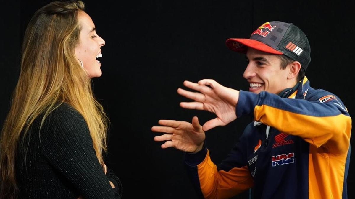 Marc Márquez bromea, en Phillip Island (Australia), con Ona Carbonell.