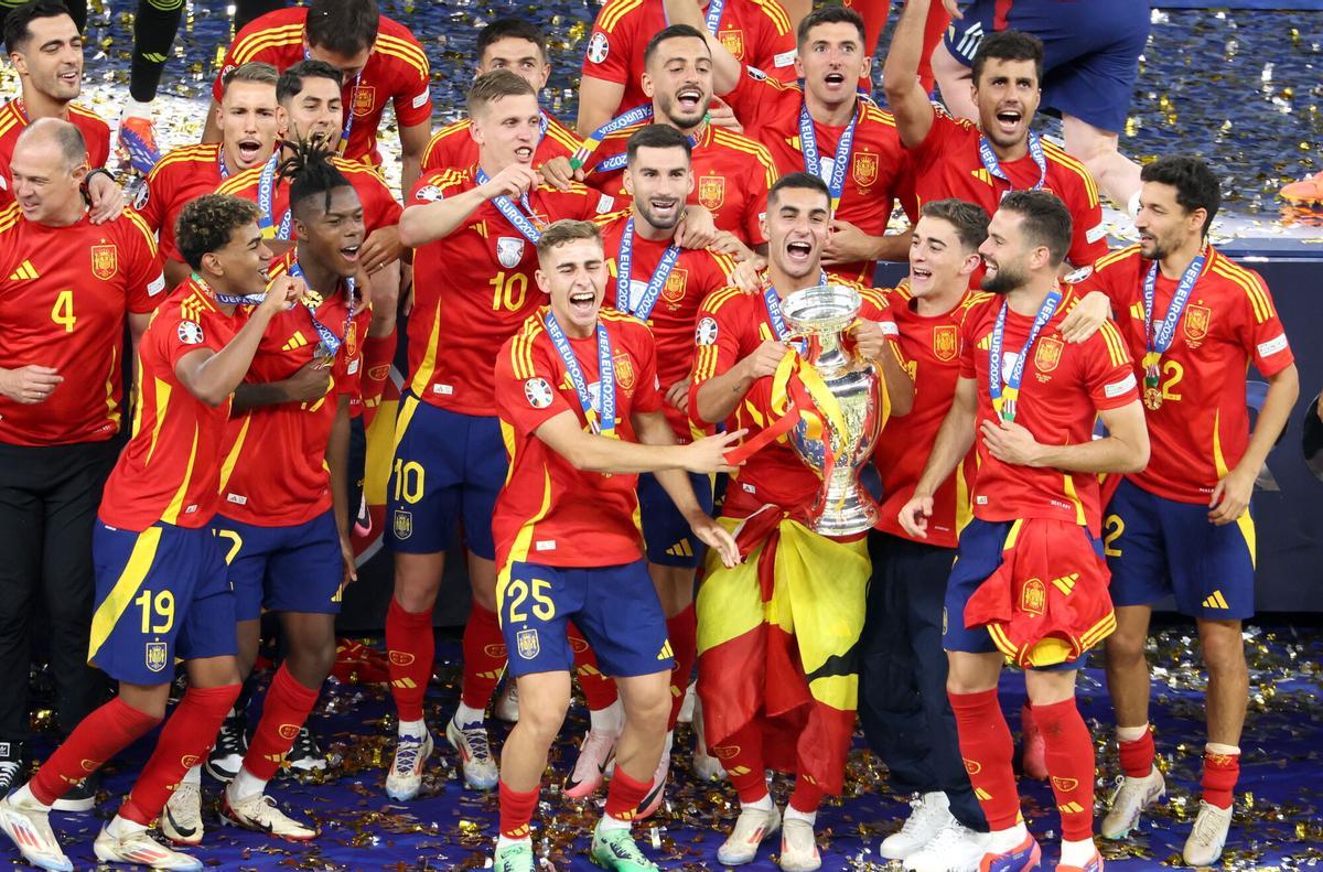 Berlin (Germany), 14/07/2024.- Spain player Ferran Torres lifts the trophy after the team won the UEFA EURO 2024 final soccer match between Spain and England, in Berlin, Germany, 14 July 2024. Spain won 2-1. (Alemania, España) EFE/EPA/GEORGI LICOVSKI