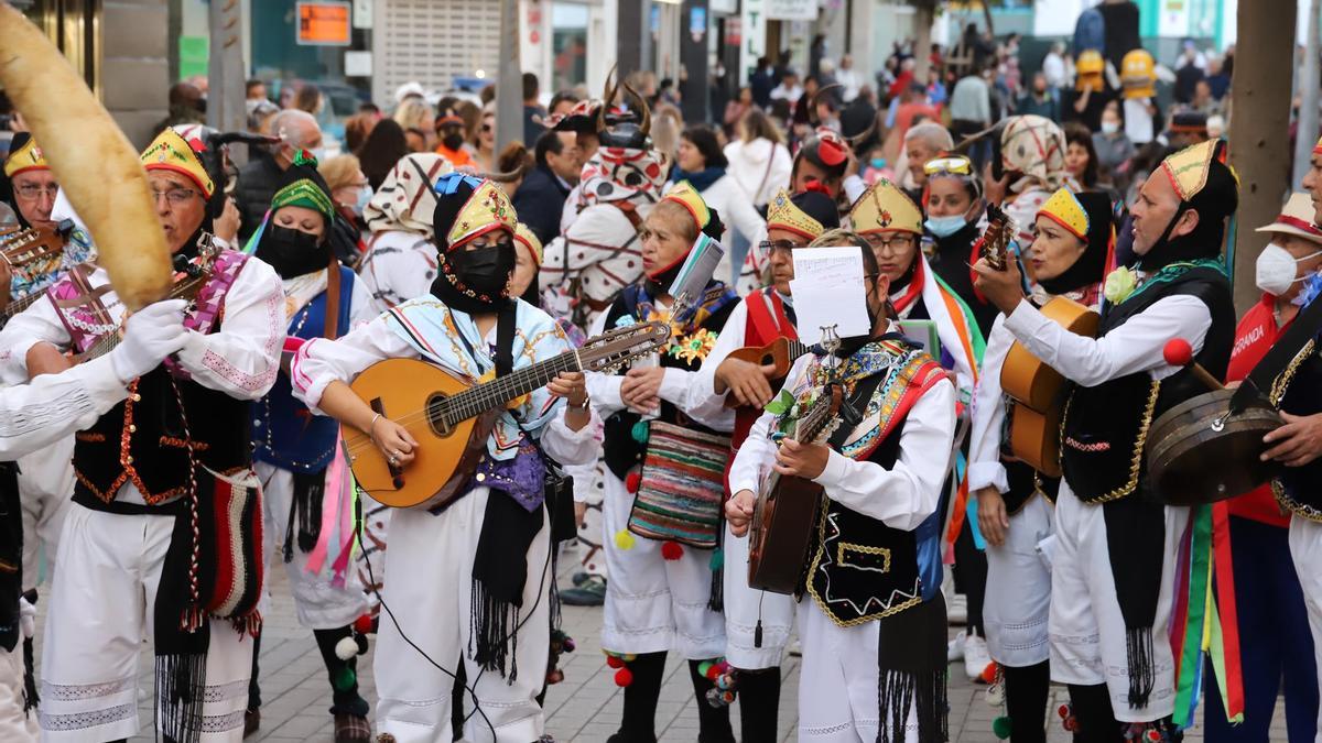 La Parranda Los Buches durante una actuación en la Calle Real de Arrecife.