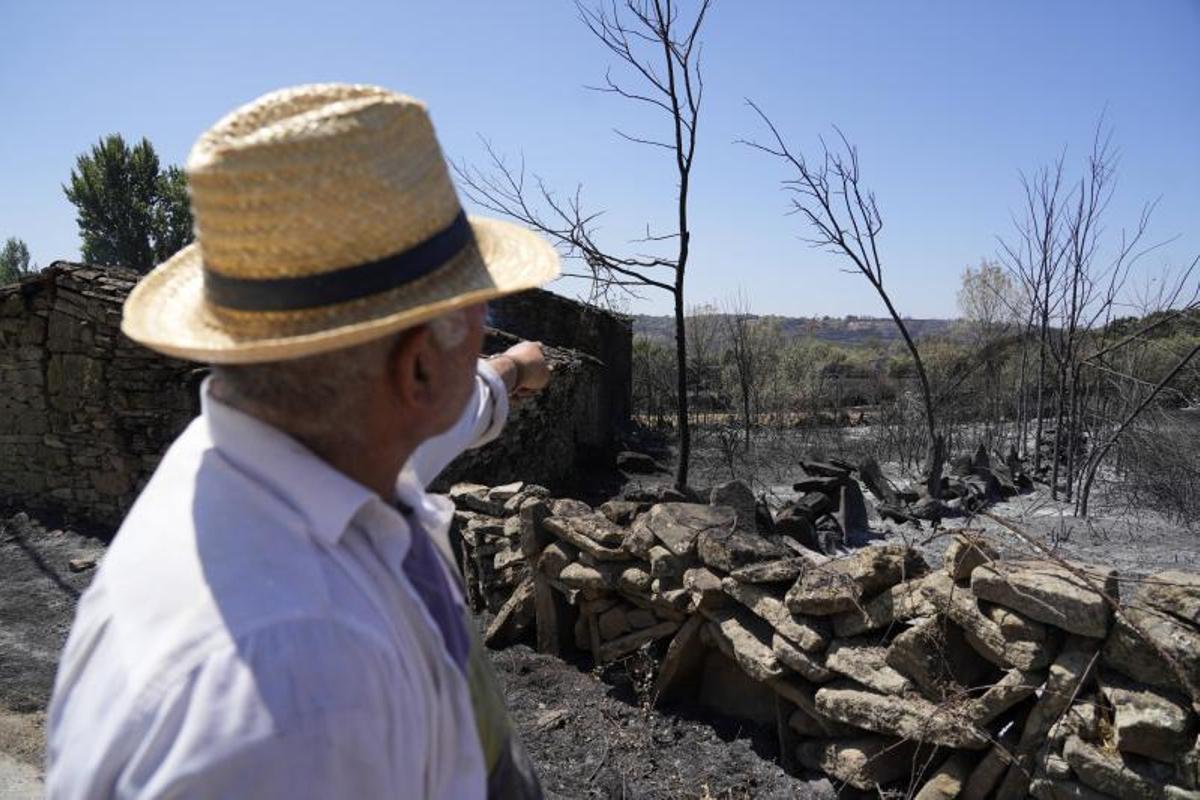 Un vecino de Fornillos muestra daños tras el incendio