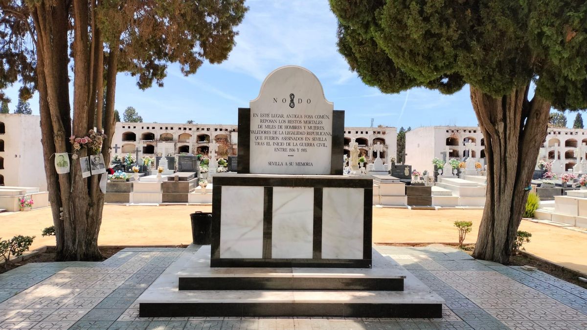 Mármol junto a la fosa Monumento en homenaje a "los valedores de la legalidad republicana asesinados en Sevilla".