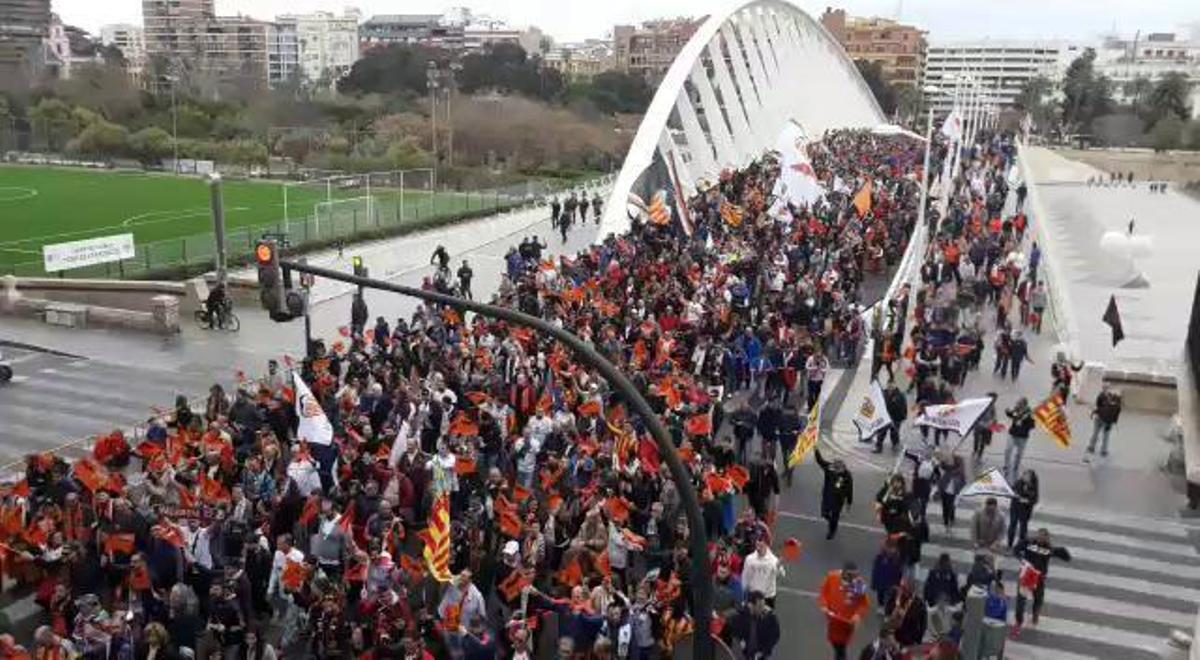 La multitudinaria Marcha Cívica del Centenario del Valencia CF