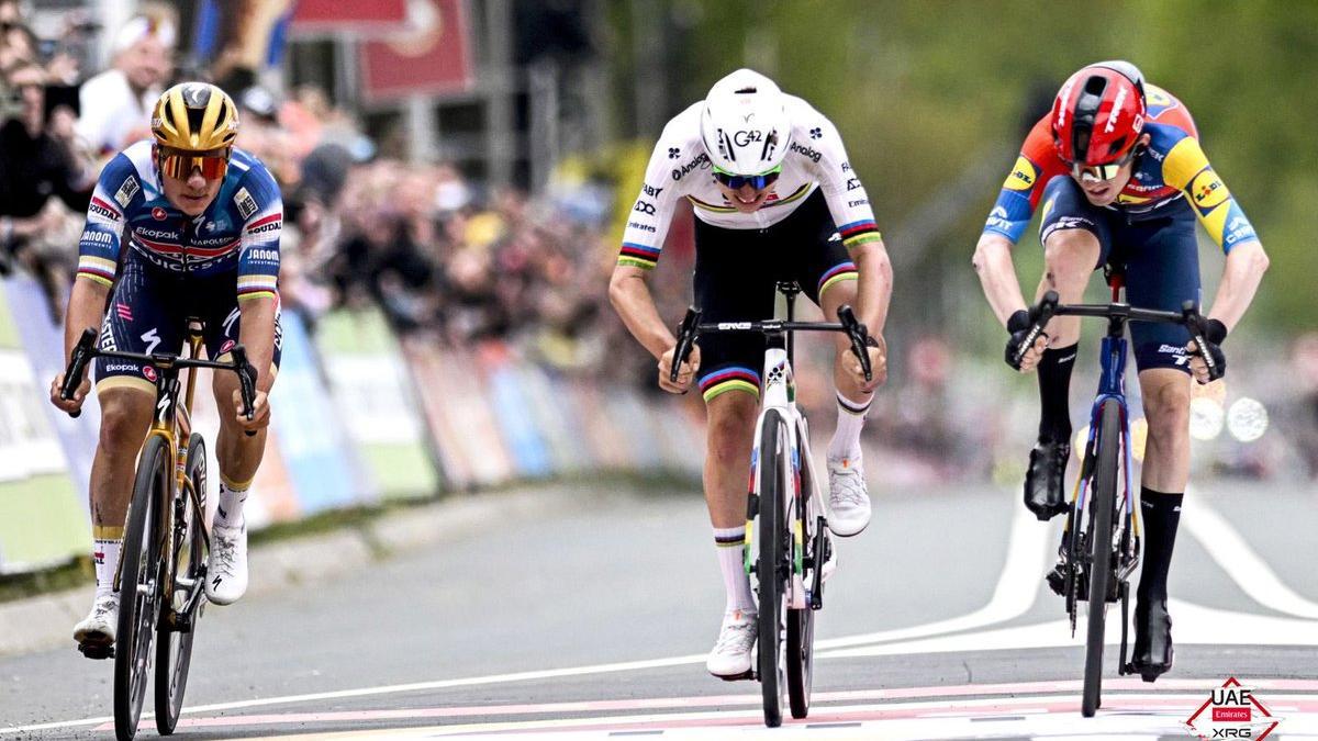 Skjelmose (derecha) bate a Pogacar (centro) con Evenepoel en tercera posición.