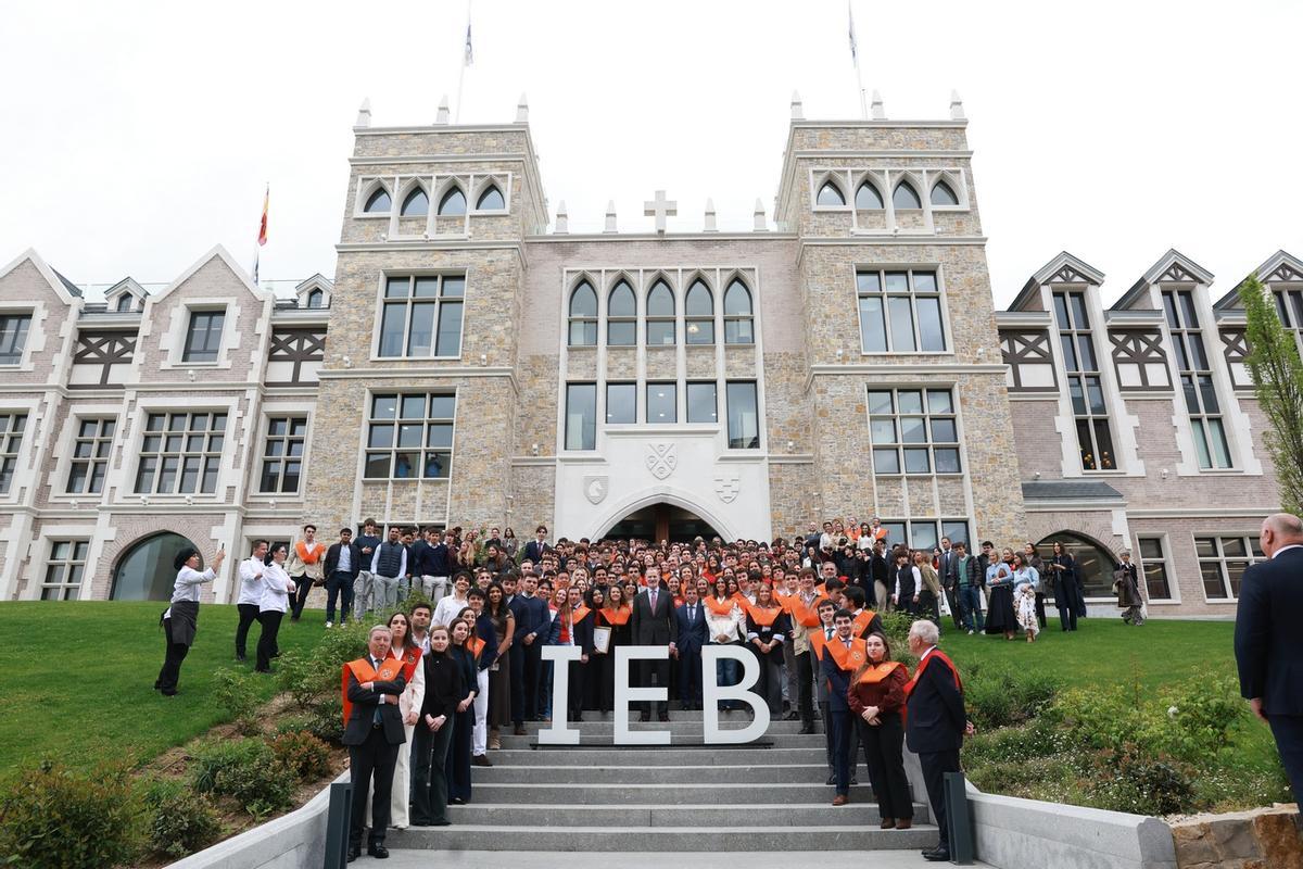 Nuevo campus universitario del IEB en Madrid, con Felipe VI en el centro.