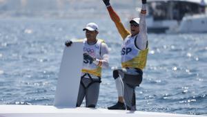  Diego Botin y Florian Trittel celebran su medalla de oro en vela en el skiff masculino en los Juegos Olímpicos París 2024.