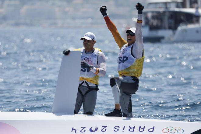  Diego Botin y Florian Trittel celebran su medalla de oro en vela en el skiff masculino en los Juegos Olímpicos París 2024.