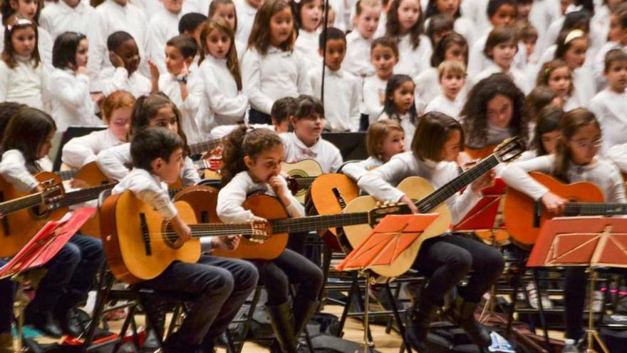 Los quinientos niños participantes en el concierto de Navidad.