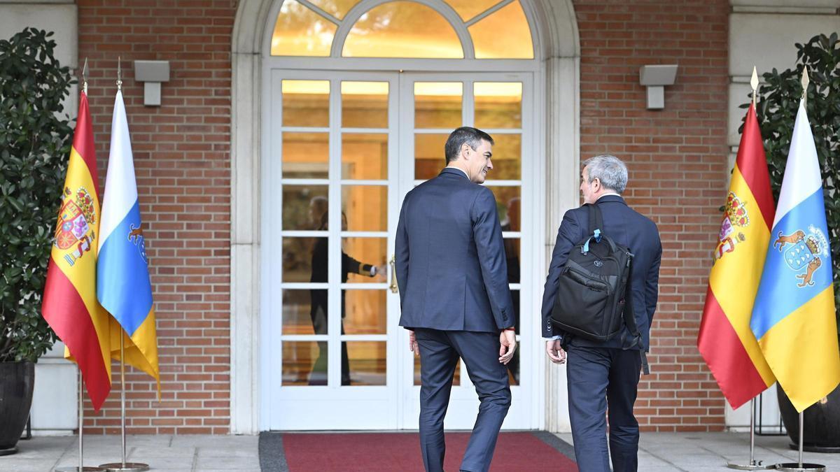 Pedro Sánchez y Fernando Clavijo antes de una reunión en Madrid.