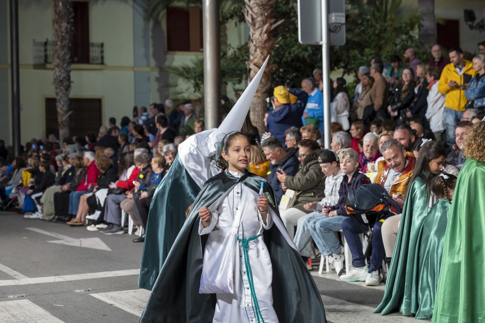 Las quince cofradías de la Semana Santa de Torrevieja recorrieron las calles en Viernes Santo