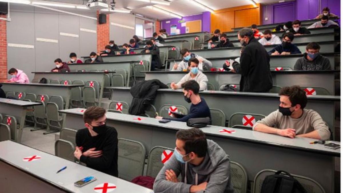 Alumnos de la Universitat Politècnica realizan un examen presencial, el pasado enero.