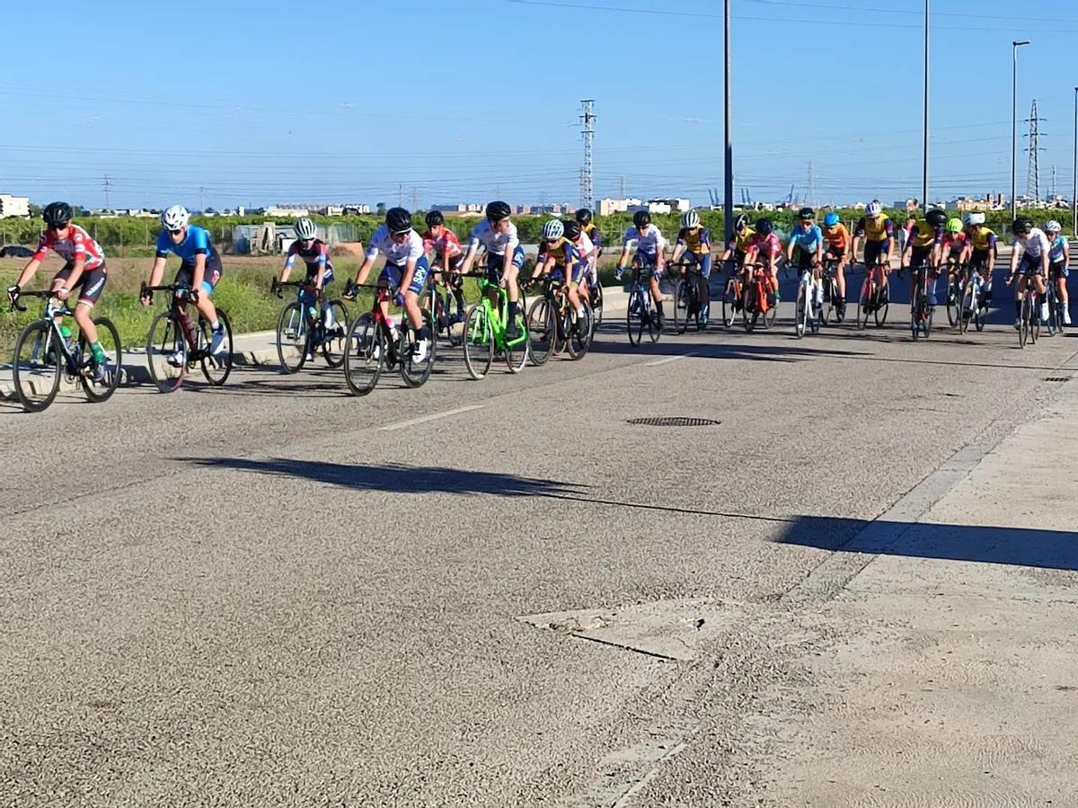 Ciclistas de las escuelas en la carrera de Vinalesa.