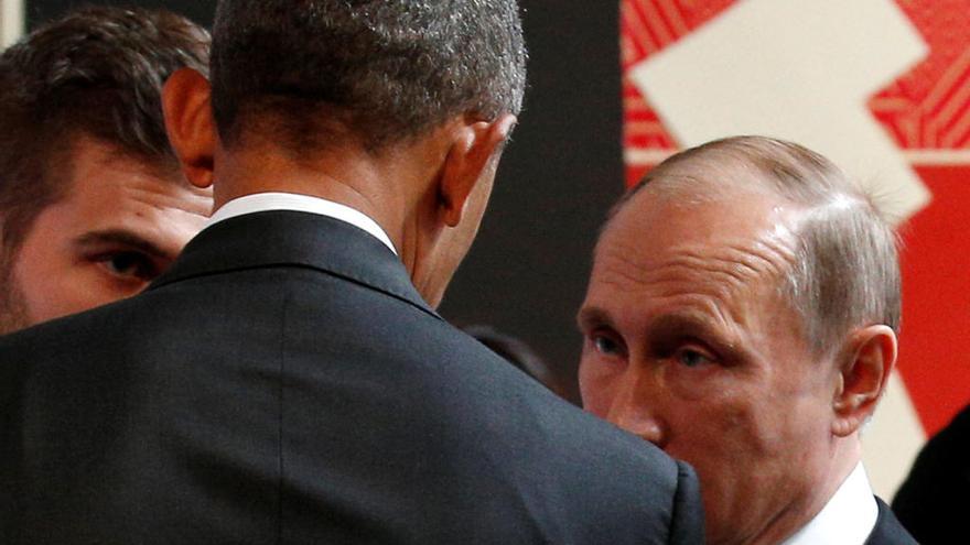 Obama y Putin conversan en la cumbre de Lima.