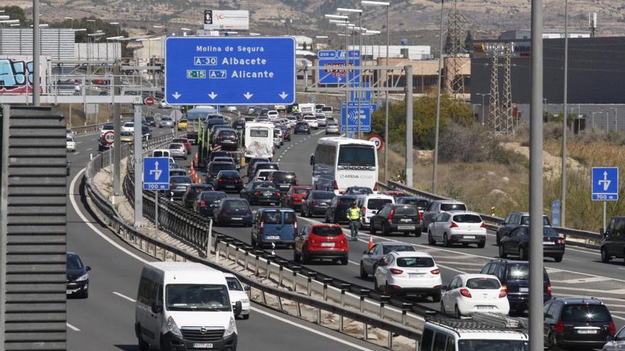 Retenciones de 6 kilómetros en la A-30 por San Isidro