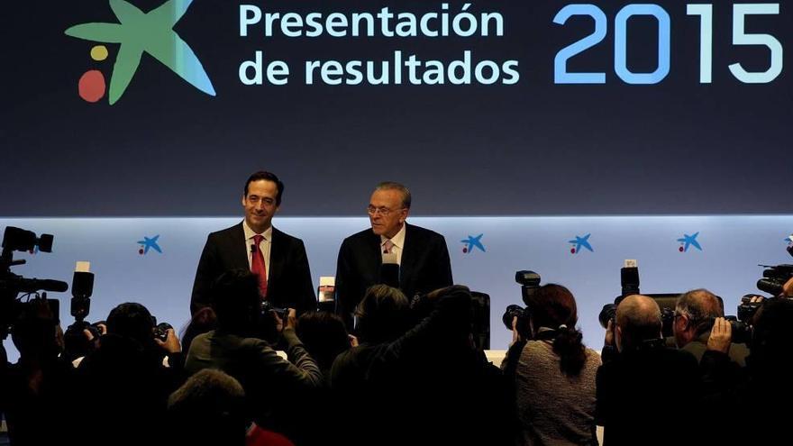 El consejero delegado de CaixaBank, Gonzalo Gortázar, y su presidente, Isidro Fainé, presentaron ayer los resultados de 2015.