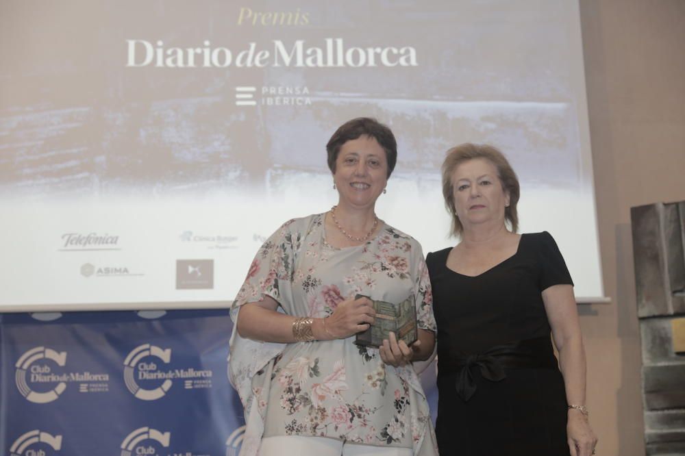 Arantza Sarasola, vicepresidenta de Prensa Ibérica, entrega el premio a Catalina Vadell.