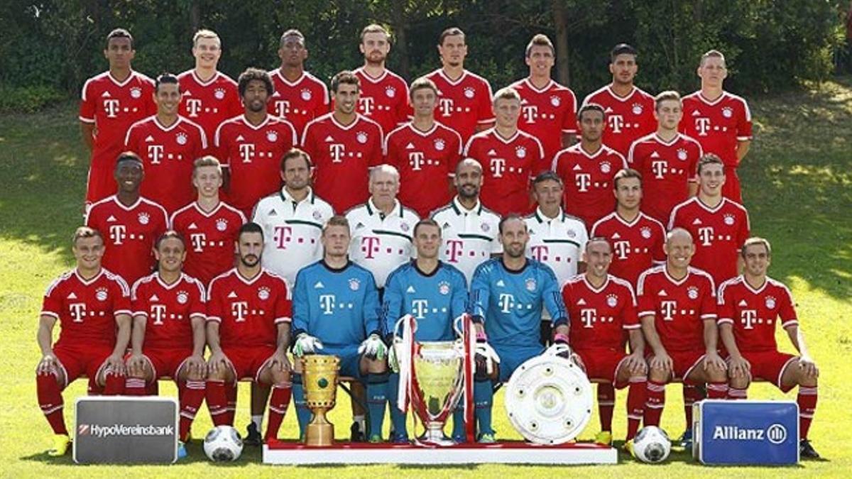 Los jugadores y el equipo técnico del Bayern posan para la foto oficial