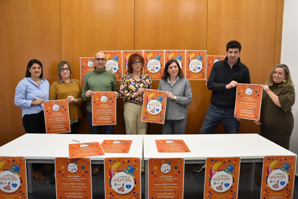 Autoridades municipales y de la patronal XEA de Ames presentando las actividades de Carnaval