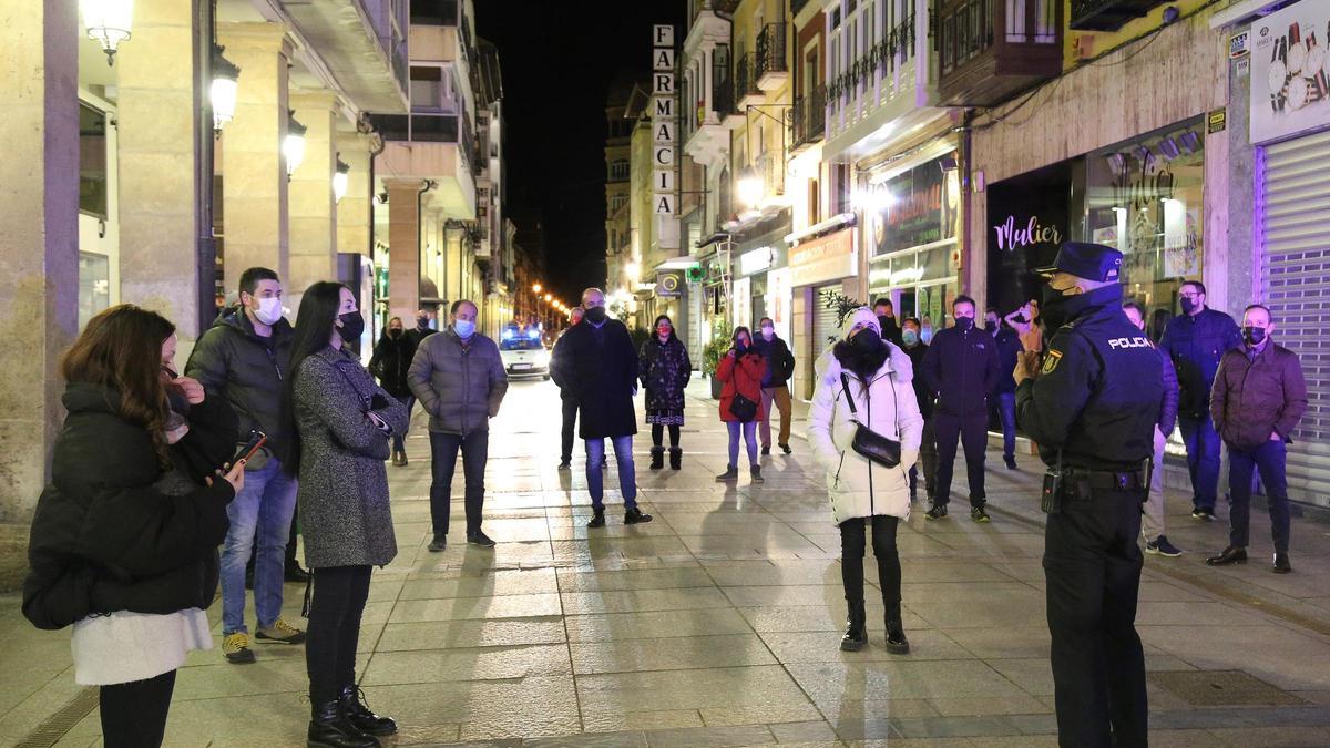 Un grupo de 40 personas desafía el toque de queda con un paseo por el centro de Palencia.