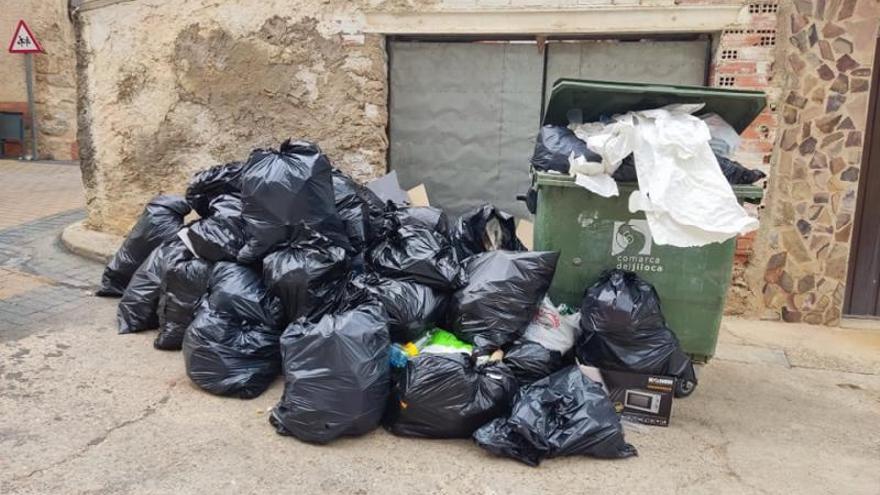 Restos de basura acumulados en mitad de una calle del Poyo del Cid.  | COMISIÓN DE FEISTAS POYO DEL CID