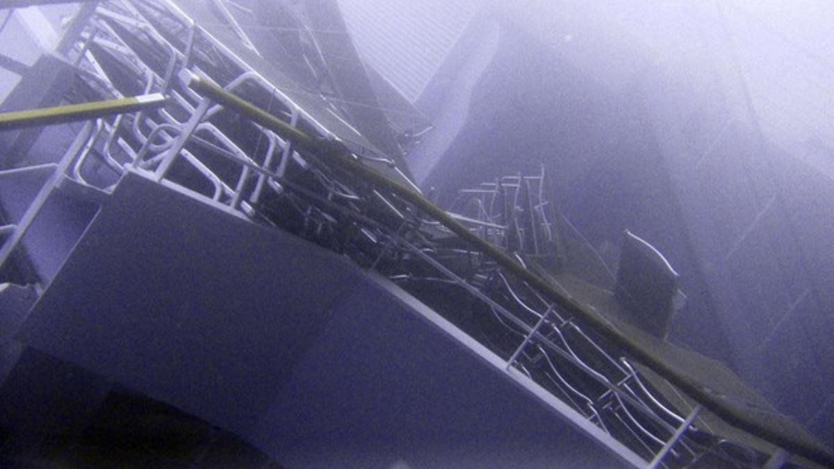 Interior del 'Costa Concordia', hundido frente a la isla de Giglio, en una imagen tomada por los buzos el lunes.