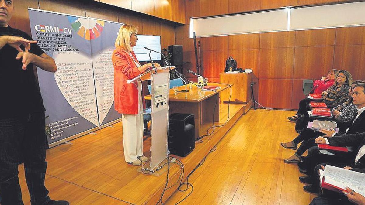 La consellera Bravo durante la presentación del informe.