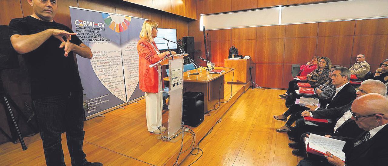 La consellera Bravo durante la presentación del informe.