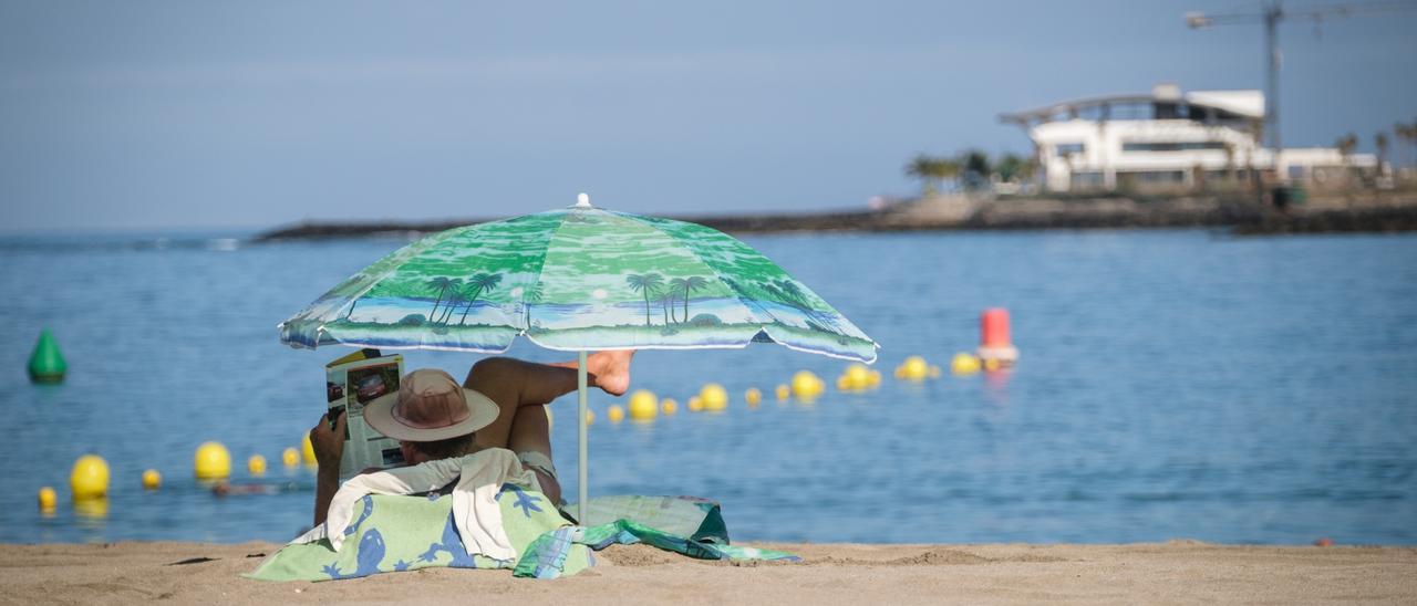 Un turista disfruta de la playa en el sur de Tenerife.