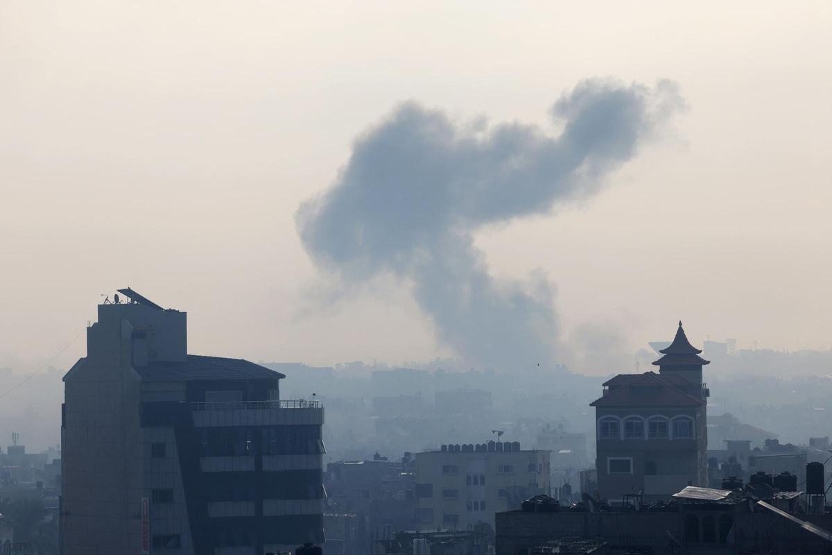 El humo se eleva durante los ataques aéreos israelíes contra Rafah, en el sur de la Franja de Gaza, el 1 de diciembre de 2023, cuando los combates se reanudaron poco después de la expiración de una tregua de siete días entre Israel y militantes de Hamás.