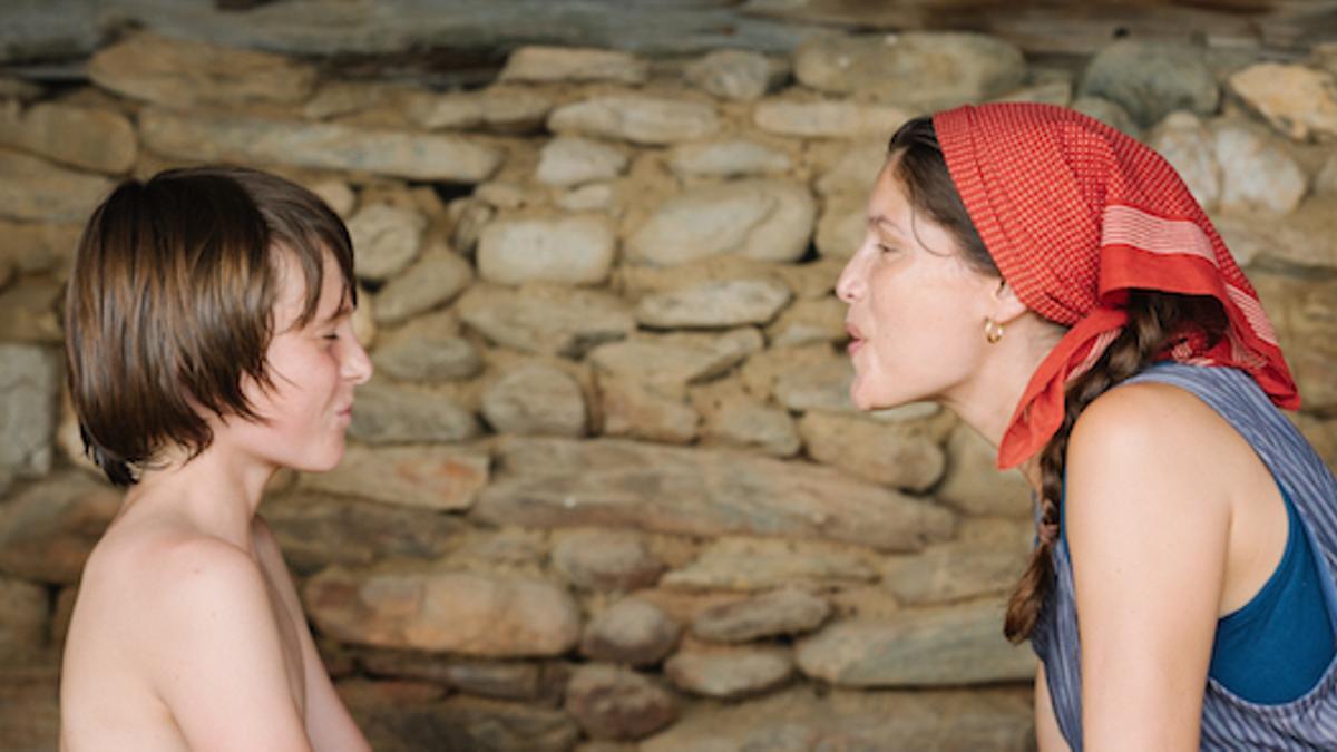 Laetitia Casta y Luc Bruchez, madre e hijo en la película 'El horizonte'.