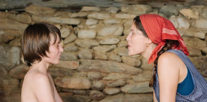 Laetitia Casta y Luc Bruchez, madre e hijo en la película 'El horizonte'.